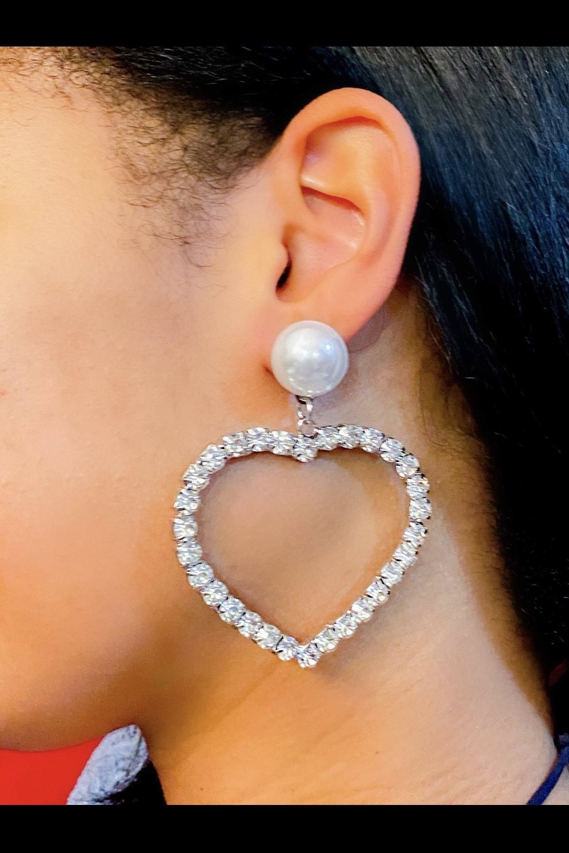  A woman showcases silver heart-shaped drop earrings, crafted
from durable zinc alloy, ideal for events and everyday style.
